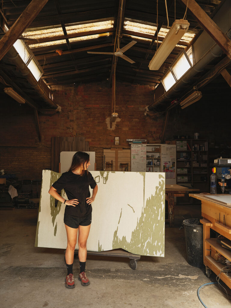 "Analizo cómo se producían ciertos objetos antes, cómo se fabrican ahora, y qué implicaciones tienen esas transformaciones en relación con el presente".

Fichamos a Claudia Pastomas: tinyurl.com/4p4kaa2m
#Fichadosmasdearte