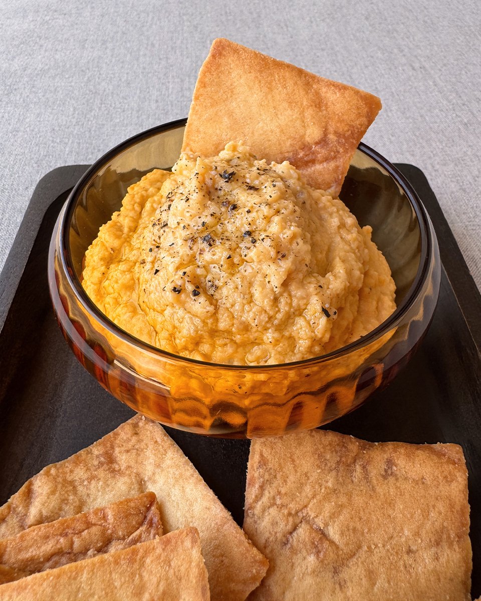 Add this butternut squash hummus to your list of fall recipes. 🍂 Warm, rich and savory, it’s a must-try!