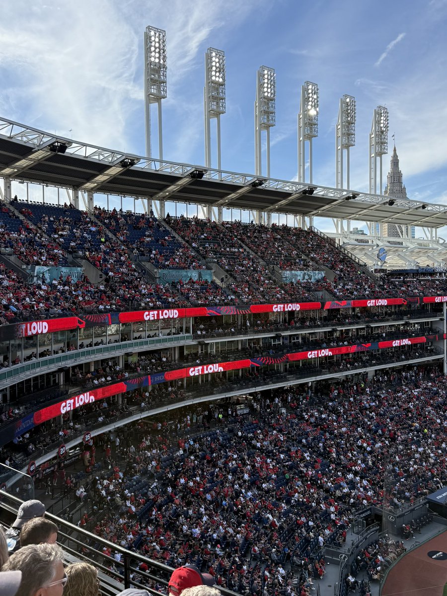 Wild that in a deciding Playoff game literally half the suites are completely empty. 

Can’t we give these tickets away to some kids teams or something? 

And this was 5th inning not after the Tigers scored.