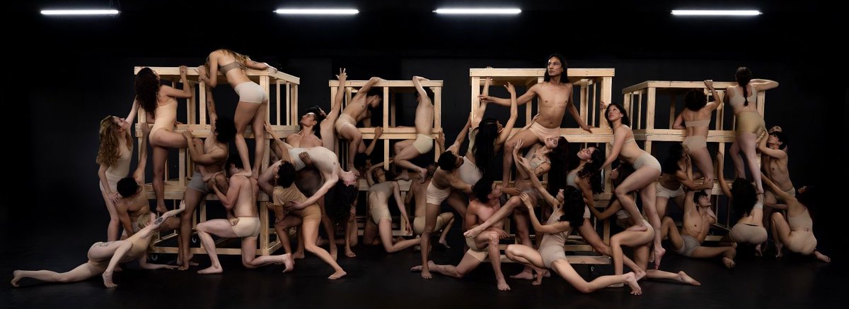 El Réquiem de Mozart en danza contemporánea

La Infinita Compañía, bajo la dirección y coreografía de Rodrigo González, presenta una versión escénica que reflexiona sobre la vida, la muerte y la trascendencia.

Con 40 bailarines en escena, esta creación celebra 20 años de