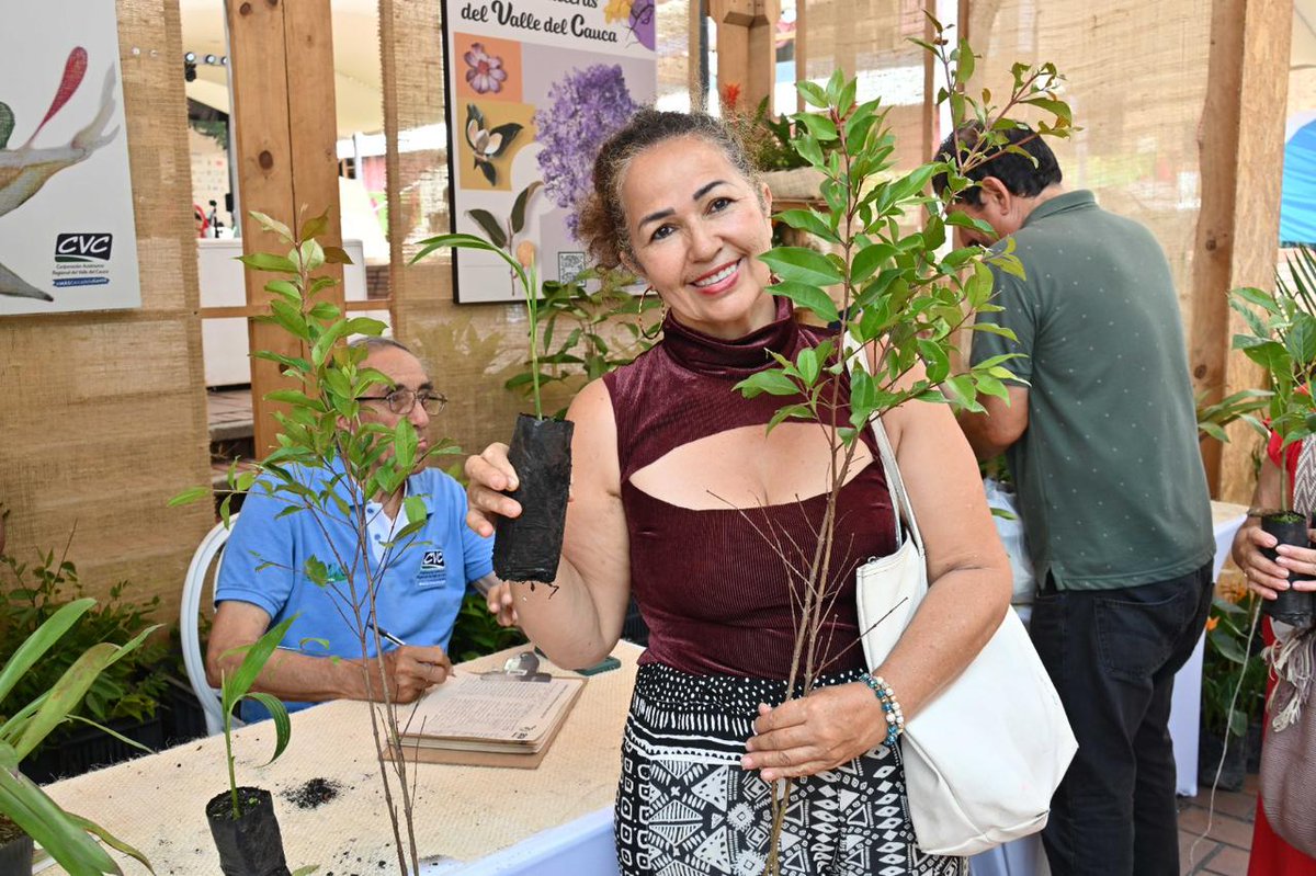 ASOCARS's tweet image. #ElAmbienteNosUne Así vivimos La Gran Vitrina Verde de Colombia 2025! 300 negocios verdes apoyados por las CAR presentes en la Semana de la Biodiversidad en Cali!