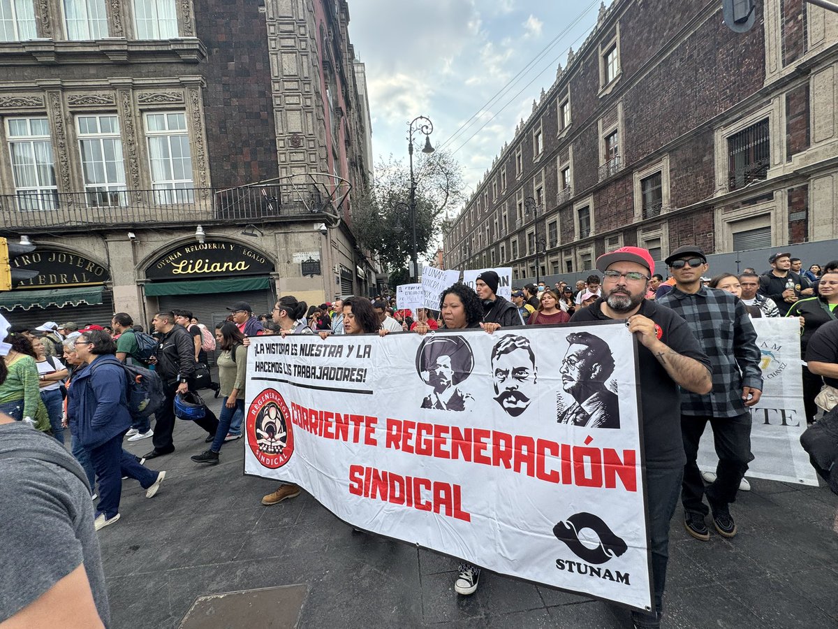 Contingente del ##STUNAM llega a la plancha del Zócalo marchando en conmemoración del #2DeOctubreNoSeOlvida
