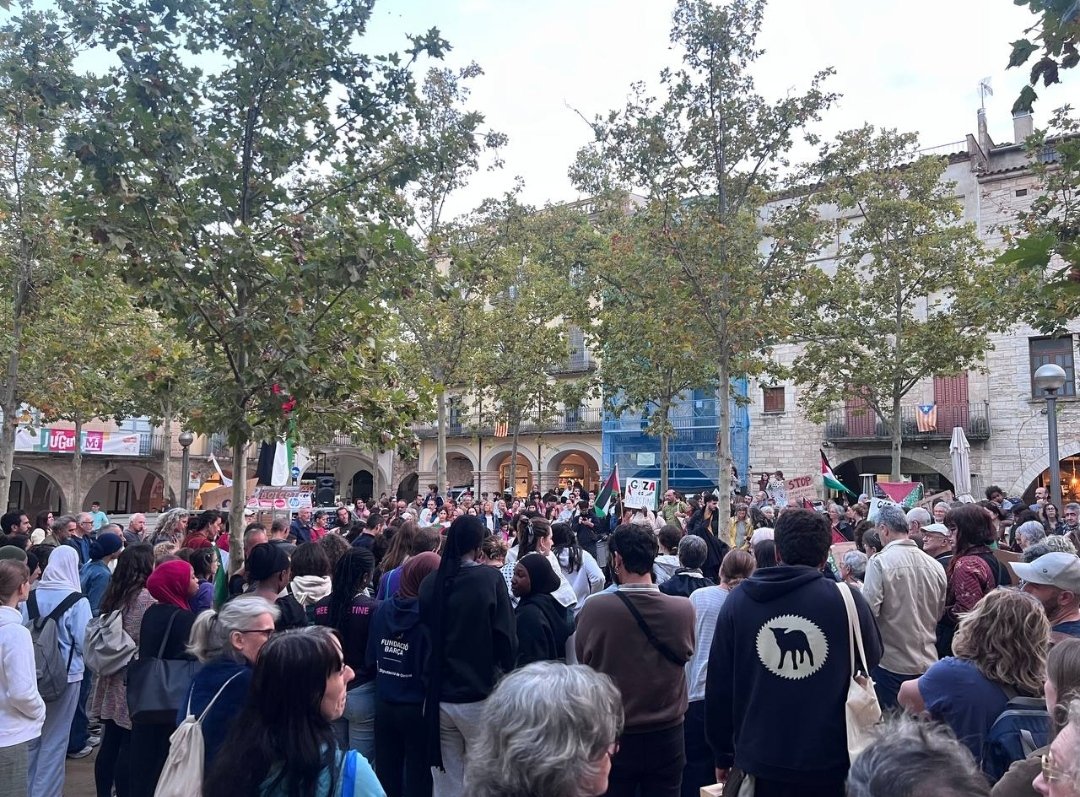 Omplim la plaça Major a #Banyoles per denunciar l'assalt perpetrat per l'exèrcit d'Israel a la @globalsumudflotilla  i exigir la fi del genocidi al poble palestí. 
Cal un posicionament valent i sense matisos per part dels Governs!

Ocupem els carrers! Llibertat Palestina!