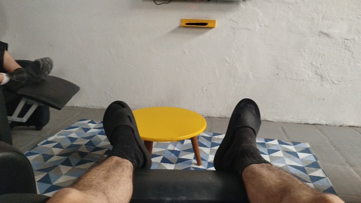 guivasc_'s tweet photo. O caba trabalhando de chinelo vtnckkkkkkkk https://t.co/eR092yQibV