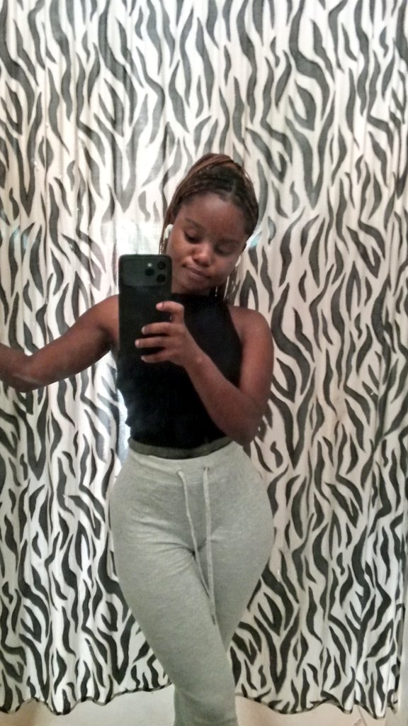 Faithfea2014's tweet photo. Okayesa zovala mu dapp happy hour 😂😂 https://t.co/OLIYHwamk3