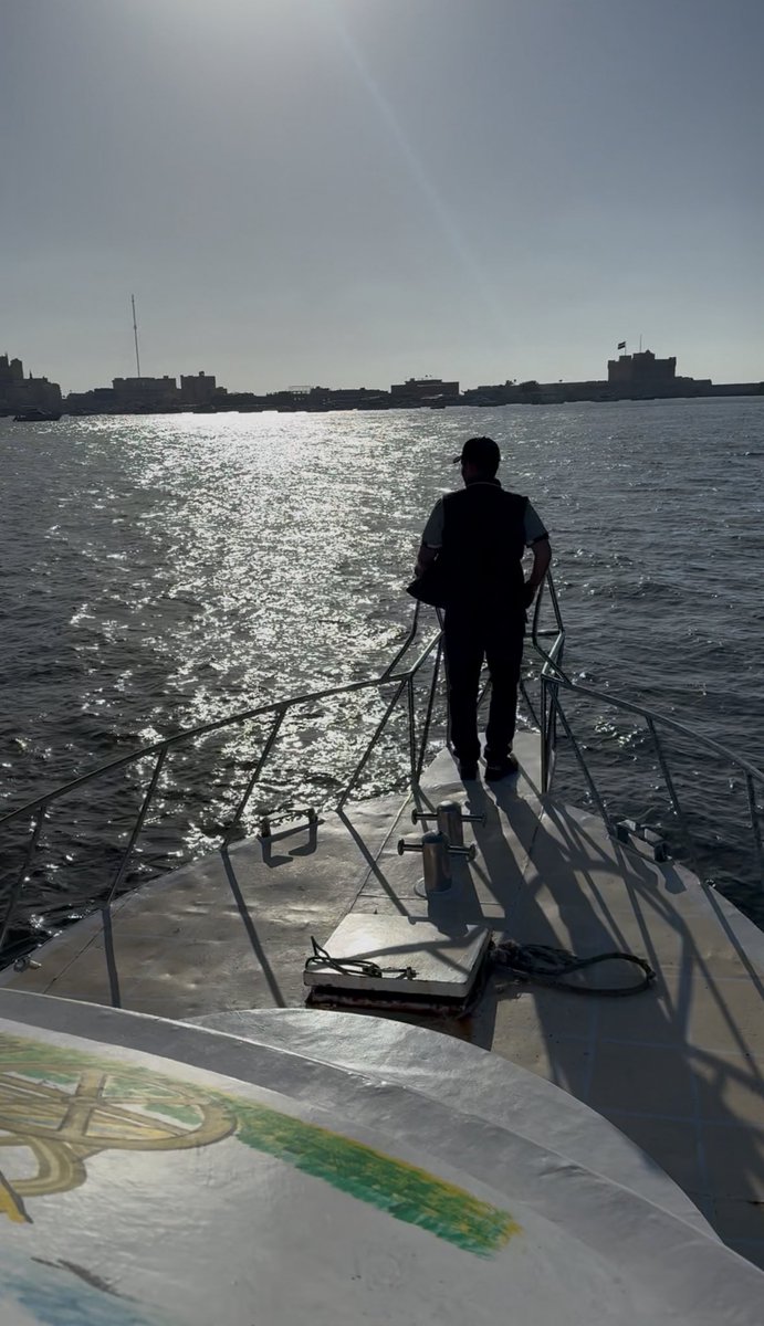 إِذَا أَنَا لَمْ أُعْطِ المَكَارِمَ حَقَّهَا
فَلَا عَزَّنِي خَالٌ وَلَا ضَمَّنِي أَبُ

خُلِقْتُ عَيُوفًا لَا أَرَى لِابْنِ حُرَّةٍ
لَدَيَّ يَدًا أُغْضِي لَهَا حِينَ يَغْضَبُ