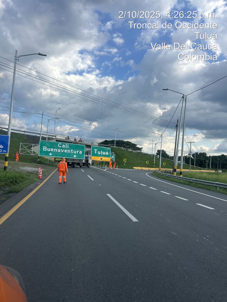 #CierreVial Debido a la instalación de pasavías por parte de nuestro equipo de mantenimiento, se realiza el cierre en el Km 94+1000 sentido norte-sur.