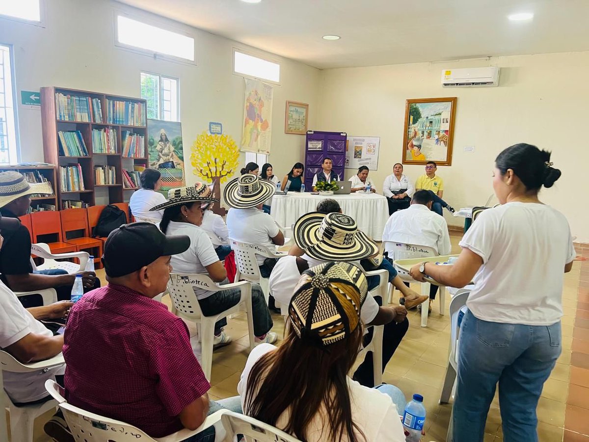 DefensoriaCol's tweet photo. En Pueblo Nuevo, Córdoba, acompañamos una mesa de diálogo con 16 comunidades indígenas del municipio, junto a la Alcaldía y la Personería. Este espacio permitió conocer sus necesidades y problemáticas en salud, educación, medio ambiente, así como en el reconocimiento y respeto del derecho a la consulta previa.

Allí se construyó una hoja de ruta metodológica orientada a salvaguardar los derechos fundamentales territoriales y ambientales de las comunidades indígenas, en articulación con otras entidades.