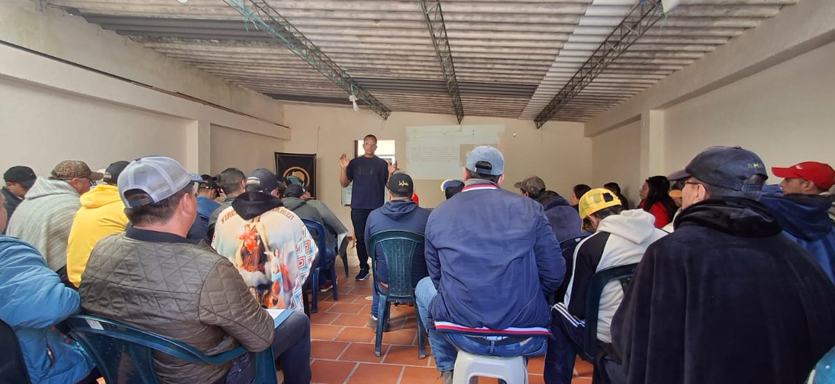 asomineros's tweet photo. #Ayer La Escuela de Ingenieros Militares de Bogotá, capacitó a los trabajadores de nuestras empresas asociadas  dandoles el certificado de Idoneidad como Operador de Explosivos! Siempre Trabajamos de la mano con la Institucionalidad! @IndumilColombia @CARCDMB @ANMColombia https://t.co/TLtFHGqTTY