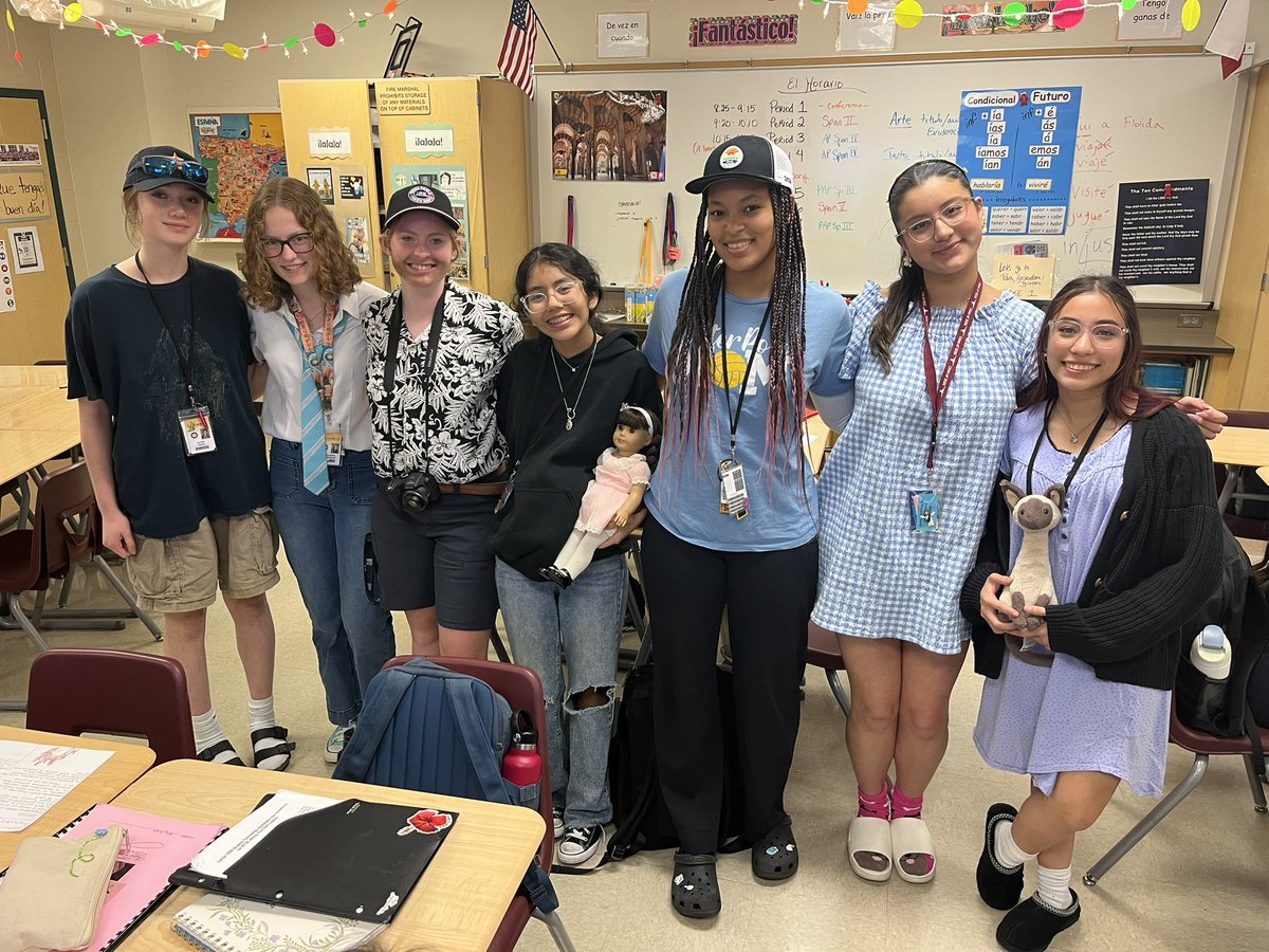 cbracksieckCHS's tweet photo. Generations day at GR. @WeAreGRHS #hocoweekGR https://t.co/ilsRskSodQ