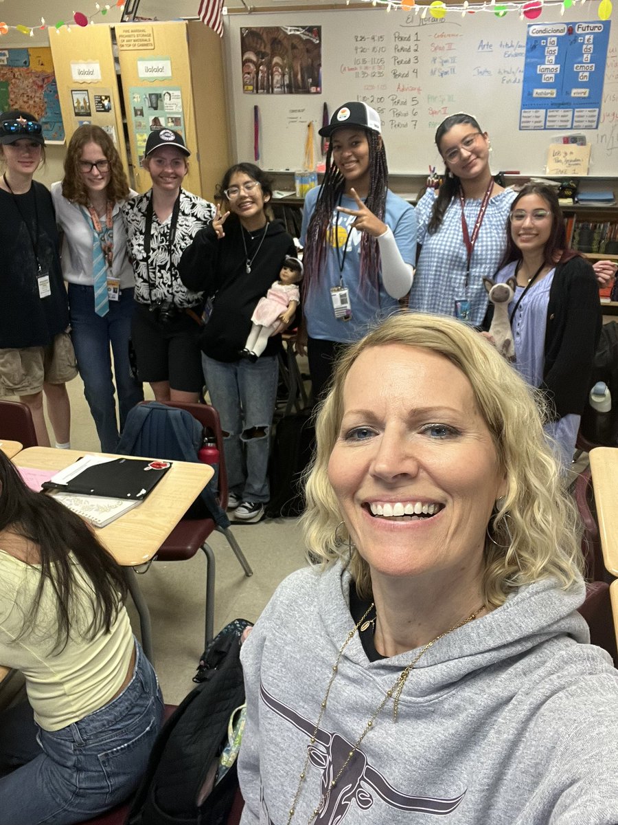 cbracksieckCHS's tweet photo. Generations day at GR. @WeAreGRHS #hocoweekGR https://t.co/ilsRskSodQ