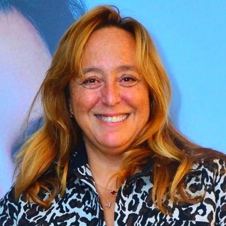 Yeter artık ya!! Gözümüzün önünde bir insana eziyet çektiriyorsunuz.Bu nasıl bir kötülük.Yeter!!!! 
#ayşebarım