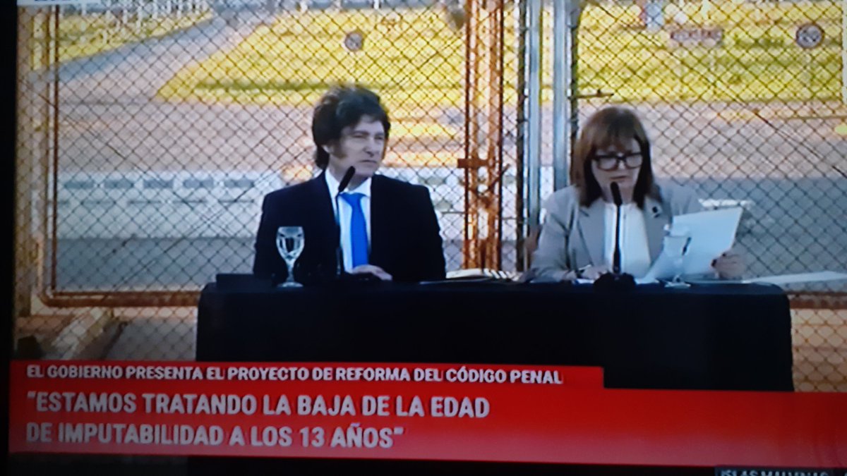 montenegro_tom's tweet photo. El gobierno te habla del nuevo código penal, las nuevas penas que quieren, pero por ejemplo para la #Estafalibra no dijeron nada, para los candidatos ligados al Narco tampoco y para la coima de su hermana menos.
#NoAlFMI
#Estafa
#Endeudamiento 
#Pobreza 
#Hambre 
#Mentiras https://t.co/ULZKr1xjjY
