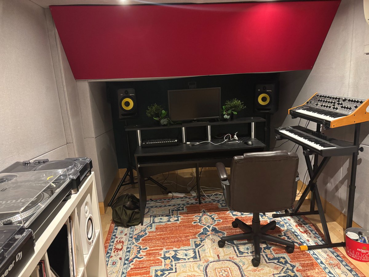 Soho Music Production studio (no booth) approx 4x2m. £1000+VATpcm inc bills. Shared facilities include bathrooms, showers, large lounge, garden and kitchen. 24hr security 365 days/year
Contact info@allstudios.co.uk for more details or to arrange a viewing. allstudios.co.uk/news/soho-wc1-…