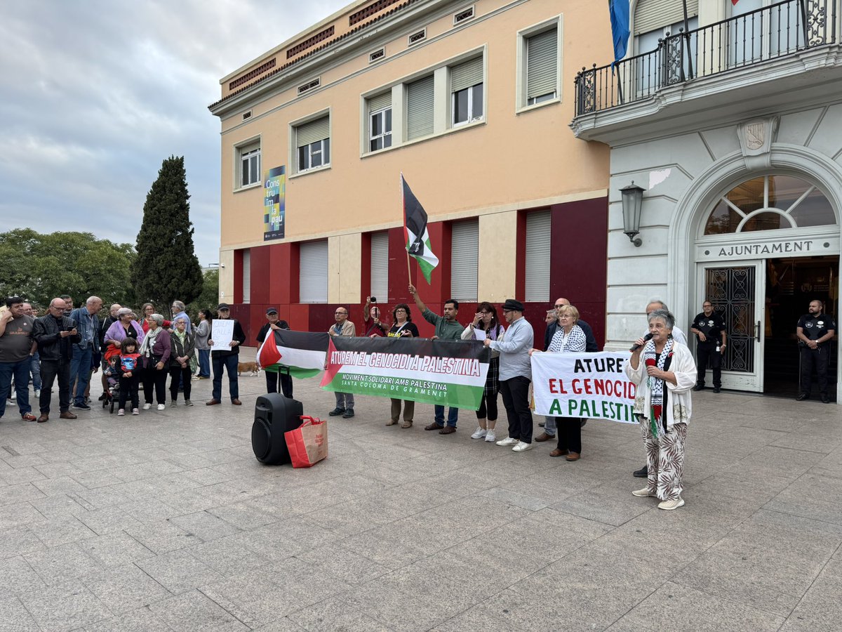 Avui ens hem concentrat a la plaça de la Vila per condemnar l’assalt a la flotilla i el genocidi contra el poble palestí.
Els i les socialistes de Santa Coloma reafirmem el nostre compromís amb la solidaritat, la justícia i la defensa dels drets humans. 🌹

#SantaColoma