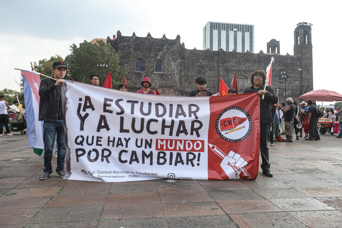 El_Universal_Mx's tweet photo. 🔴 Cientos de personas comienzan a reunirse para conmemorar los 57 años de la masacre en Tlatelolco. Sobrevivientes, familiares, estudiantes y ciudadanos se preparan para la marcha que partirá a las 16:00 horas de la Plaza de las Tres Culturas rumbo al Zócalo de la CDMX.

📸 #FOTOS Gabriel Pano de EL UNIVERSAL

👉🏻 https://t.co/7RZZYFB6tK
