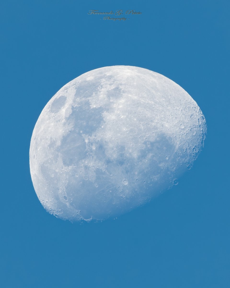 Hermosa Luna creciente en la tarde de Baires 😍🌔
📷🇦🇷 02/10/25 
#Luna #Planets #Astrophotography #Moon #Nikon #Sigma #MoonLovers #MoonHour