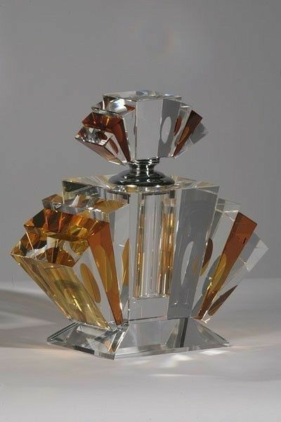 BiancoDavinci's tweet photo. Art Deco amber crystal fan-shaped perfume bottle, 1920s. https://t.co/3MnHnqrQah