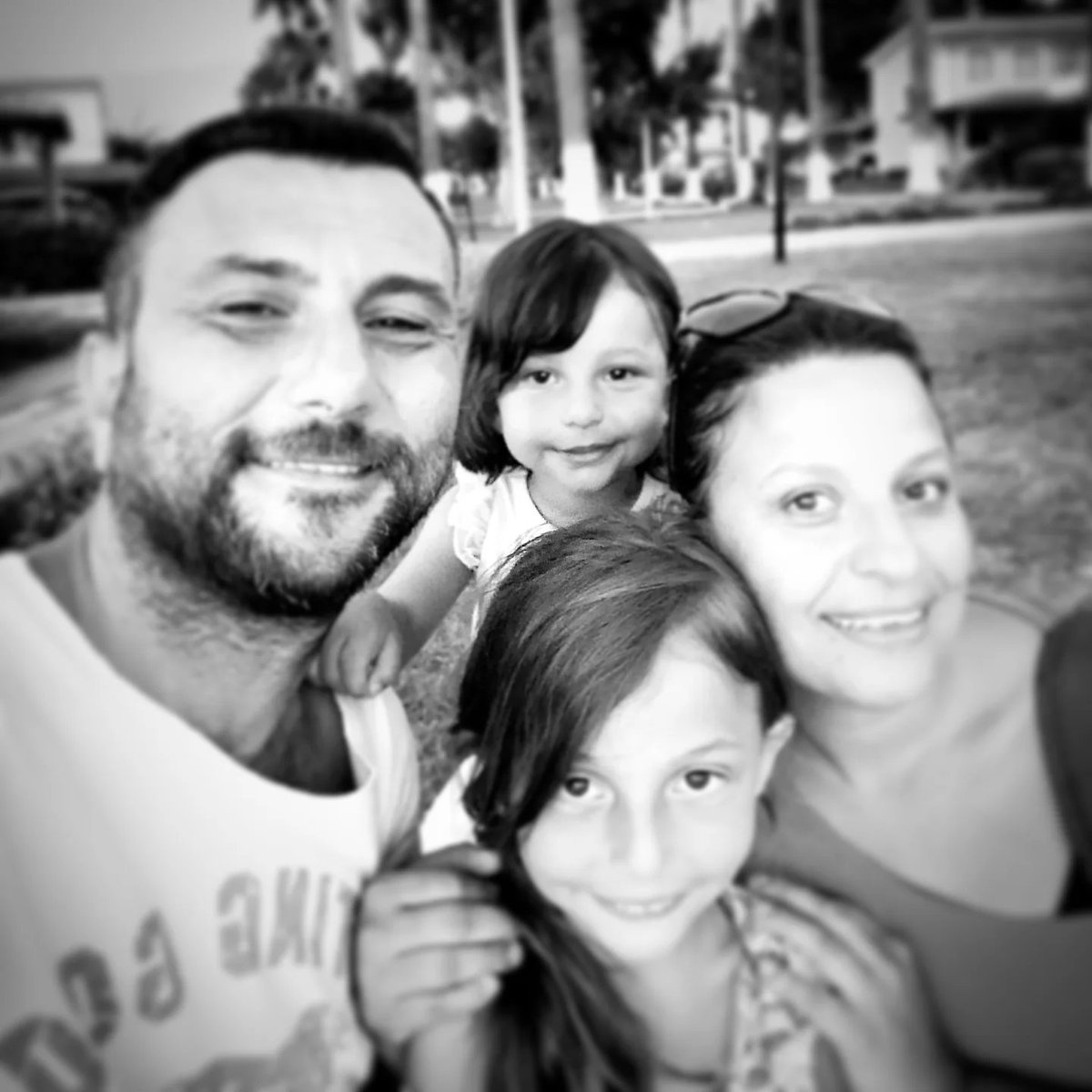 mumtazgovce's tweet photo. 06.02.2023 (6 Şubat) tarihinde yaşanan depremde yaşadığım kayıpların ardından, benden geriye her ne kaldıysa, aslında  siz o Mümtaz'ı tanıdınız ve siz o Mümtaz ile konuştunuz.oldunuz.  

Dediğim gibi benden geriye kalan her ne ise....

İşte bu zorunlu yeni hayat ve yaşam biçimimde bulunan  düşünce tarzımı, bakış açımı hedeflerimi ve hatta belki de arzularımı anlayamayabilirsiniz. 

Hatta belki her sabah nasıl ve hangi sebep ile  uyandığımı, geceleri nasıl uyuduğumu bile anlayamayabilirsiniz... 

Pazar günlerinin, bayramların, özel günlerin herkes için tatil olduğu günler,
Bizim gibiler için aslında en korkunç günler...

Evet hayat zor ama bazılarına daha da zor...
Çünkü kabul edilmesi gereken bir sert gerçek var..
Ben ve benim gibiler artık sizinle eşit değiliz,
Aynı havayı solusakta, aynı güneşe baksakta, aynı ülkede yaşasakta, hatta aynı ekonomiyi bile paylaşıyor olsak bile ben ve benim gibiler aslında birden çok konuda ve birden çok sayıda 
hep  (-) eksideyiz...

Bu yüzden beni veya benim gibileri anlamaktan çok sevdiklerimizi anmaya çalışın,
Çünkü bizler,
(en azından yas sürecini benim gibi yaşayanlar)
aslında her adımda yaşamın ve sevdiklerimizin kıynetini çok daha iyi biliyoruz...

Ve size bir sır vereyim;
Ben ve benim gibiler güne uyanıyor olsak ta,
Aslında o günün bir an önce bitmesi için çabalıyoruz, çünkü her geçen gün sevdiklerimize bir adım daha yaklaşıyoruz...

İyilik beni hayatta tutan ve nefes almama sebep olan tek şey...
Çünkü ben iyilikle iyiyim... 

Bu satırlarım tüm kaybı olanların duygularına ithafen olsun...
Allah hepimize sabr ve dayanma gücü versin...

#iyiliklekalın
#iyilikiyidir
#6sıfır2
#yaşambiçimi