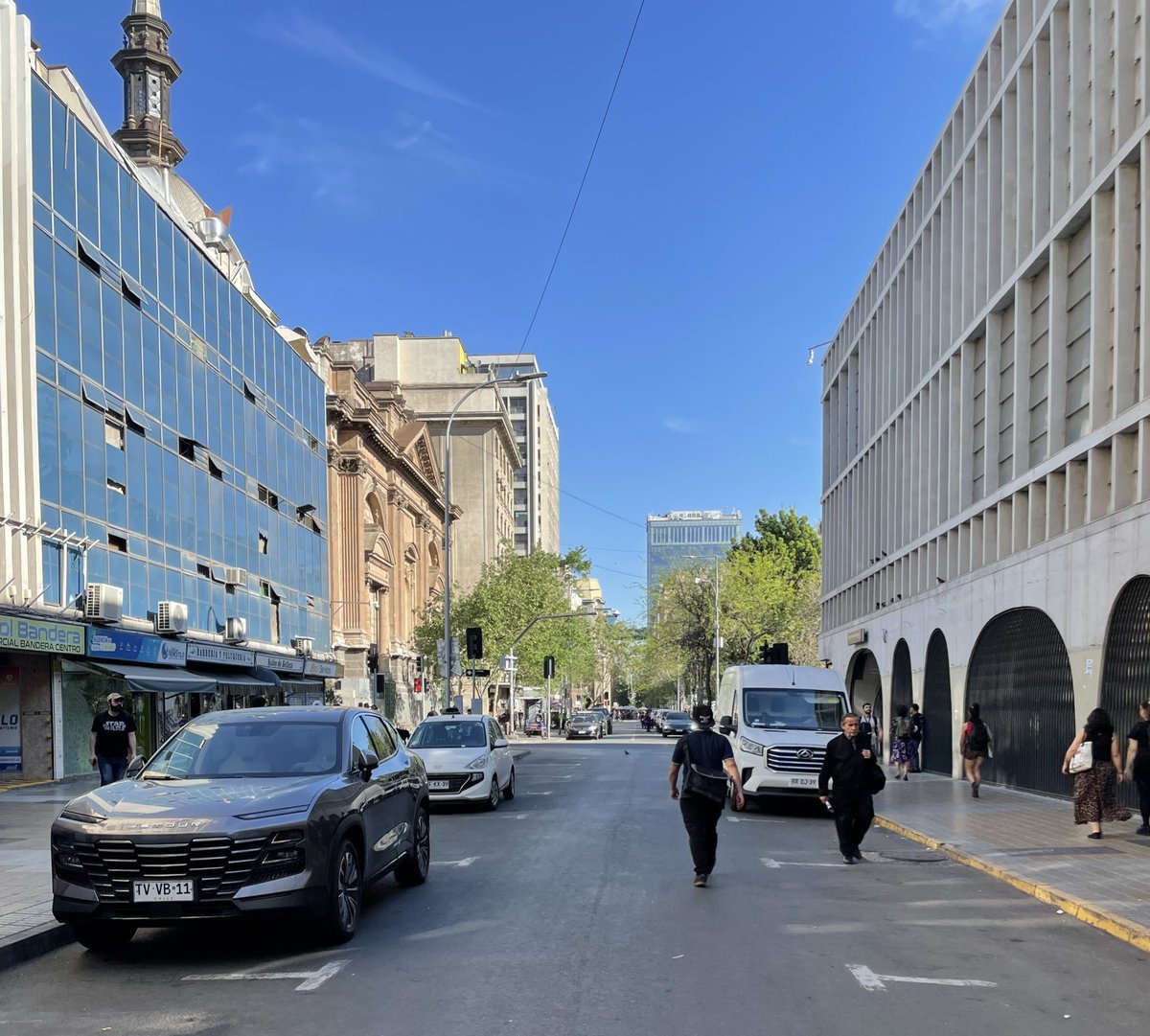 El legado: La mafia de los estacionamientos ganó

Por cada bus entrarán 50 taxis al igual como sucede en Alameda, Mac Iver o el resto de vías exclusivas de buses, con estacionamientos incluidos 

Es ingenuo pensar que solo pasarán buses

Bandera hoy 👇