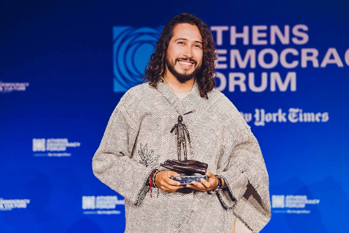 ✨ El 2 de octubre marcó mi vida: hace 9 años la derrota del Sí a la Paz me llevó a la política; hoy, en la misma fecha, recibo el Kofi Annan NextGen Democracy Prize en Atenas 🇬🇷 🏆.

Este reconocimiento es para las nuevas generaciones que creen en la democracia y una inmejorable