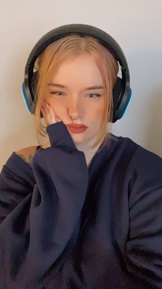 Shoutout to the homies at <a href="/Razer/">R Λ Z Ξ R</a> for sending me their #BarracudaXChroma headset 💕 
#gifted 
You guys can stop clowning on me for playing Valorant with AirPods now, I’ve evolved, Im a changed woman 💀