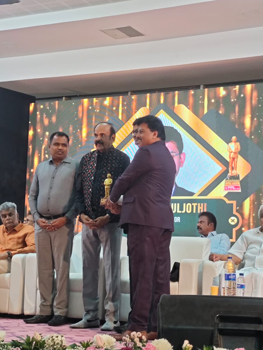 நுகர்வோர் எக்ஸ்பிரஸ் நிறுவனரும் வெளியீட்டாளருமான திரு. முத்துக்குமார் அவர்கள் தனது பத்திரிகையின் வெள்ளிவிழா ஆண்டை சிறப்பாகக் கொண்டாடிய நிகழ்வில் கலந்து கொண்ட தருணம்.”