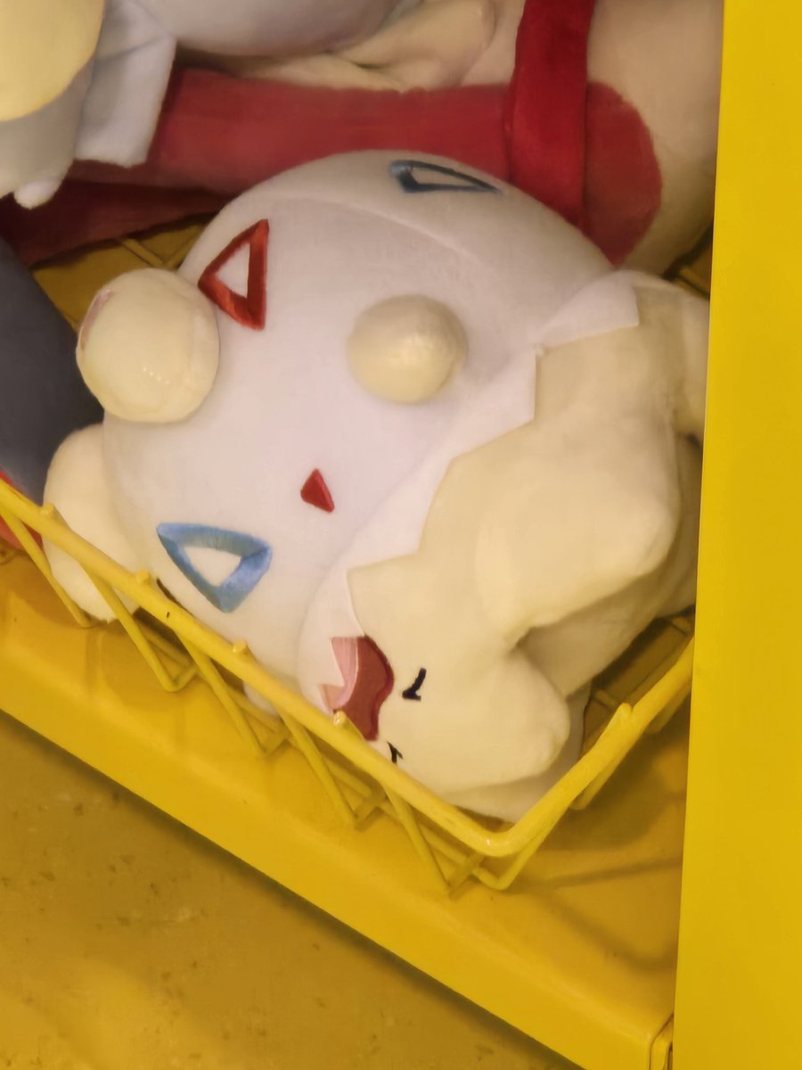 i love this silly egg being a crybaby in the corner, it was on the bottom shelf at an aisle !!!