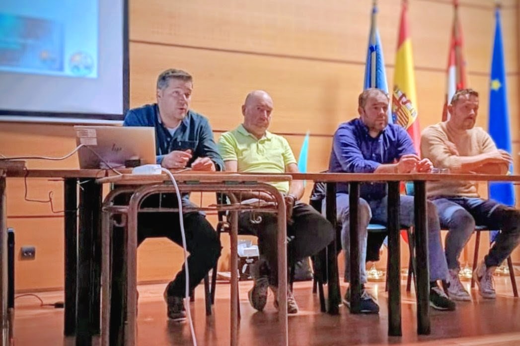 Diegoamartin13's tweet photo. 🟠 FÚTBOL
⚽ @RiberCD ha celebrado Asamblea Informativa este jueves en el Recinto Ferial de Aranda de Duero
▶️ La directiva #azulona presidida por José Luis Briongos ha trasladado la situación y los objetivos 2️⃣5️⃣-2️⃣6️⃣
▶️ Los asistentes ha podido conocer la estructura, normas y situación financiera de la entidad riberista
🎦 https://t.co/7e2rNuQ1Lr