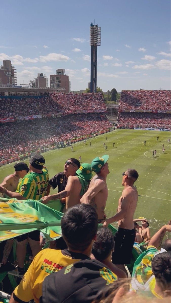 Que felices fuimos en ese estadio. 
                            -🦈🏆🔰-