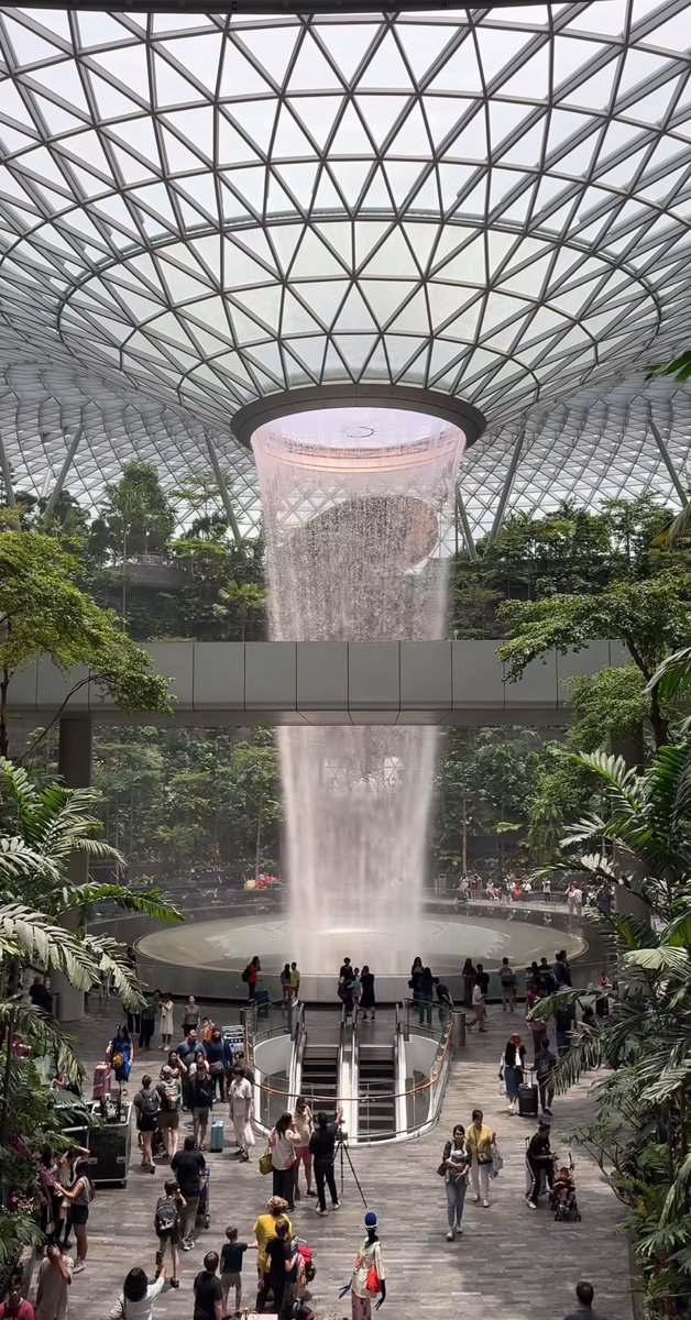 9f9Nine's tweet image. Singapore hits different 🇸🇬 

Absolutely pleasant about Token2049 being hosted in such a beautiful place.