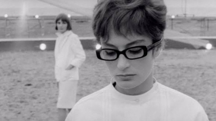 Lazlos_Martini's tweet image. 6月に逝去したアヌーク・エイメ。モニカ・ヴィッティと共に大好きな昔の映画の女優さん。ダバダバダ🎶の「男と女」等のフェミニンな女神ですが、フェリーニの「8 1/2」でだけはショート・ヘアに眼鏡❕素敵過ぎる✨。格好良いポスター。
#アヌーク・エーメ #アヌークエーメ #AnoukAimée #EightAndAHalf