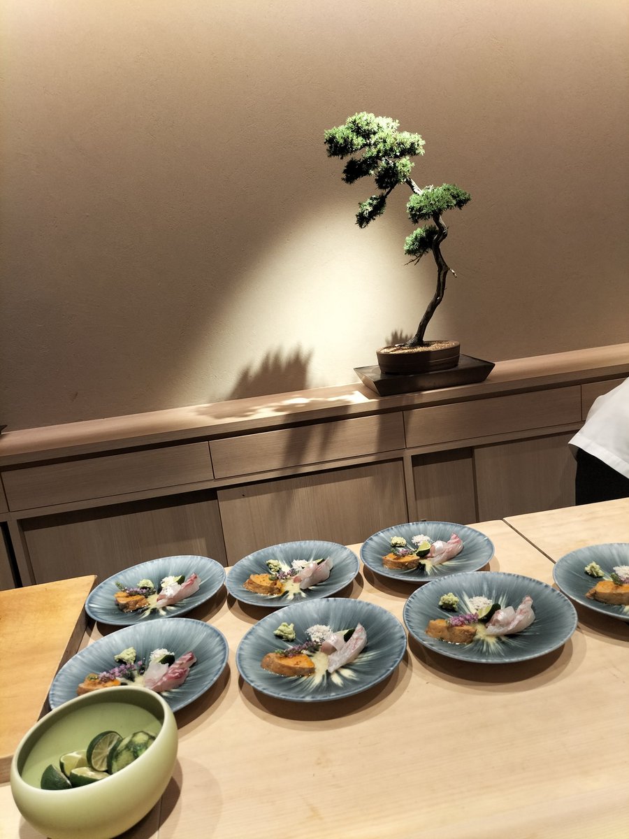 何度も行ってる谷六の大好きなお寿司屋「鮨白」さんへ再び！相変わらず豪華な食材を使った絶品すぎるお寿司や料理のオンパレード😍イクラとウニの小丼とかウマすぎて悶絶してた笑。洗練された職人さんの技に最高のおもてなしで、誰連れてっても喜ばれること間違いなしのお店です