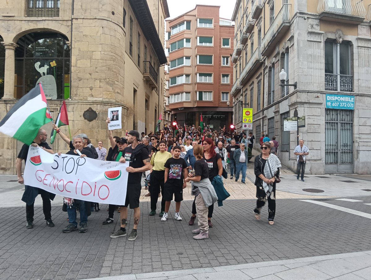 Asturies echóse a la caí en solidaridá col Pueblu Palestin.

Asturies Insumisa tuvo n'Aviles, Xixón, Candás...

 N'Aviles, depués de la concentración, fizose una manifestación espontánia peles cais de la villa.

¡Ye un xenocidiu y hai que paralu!.