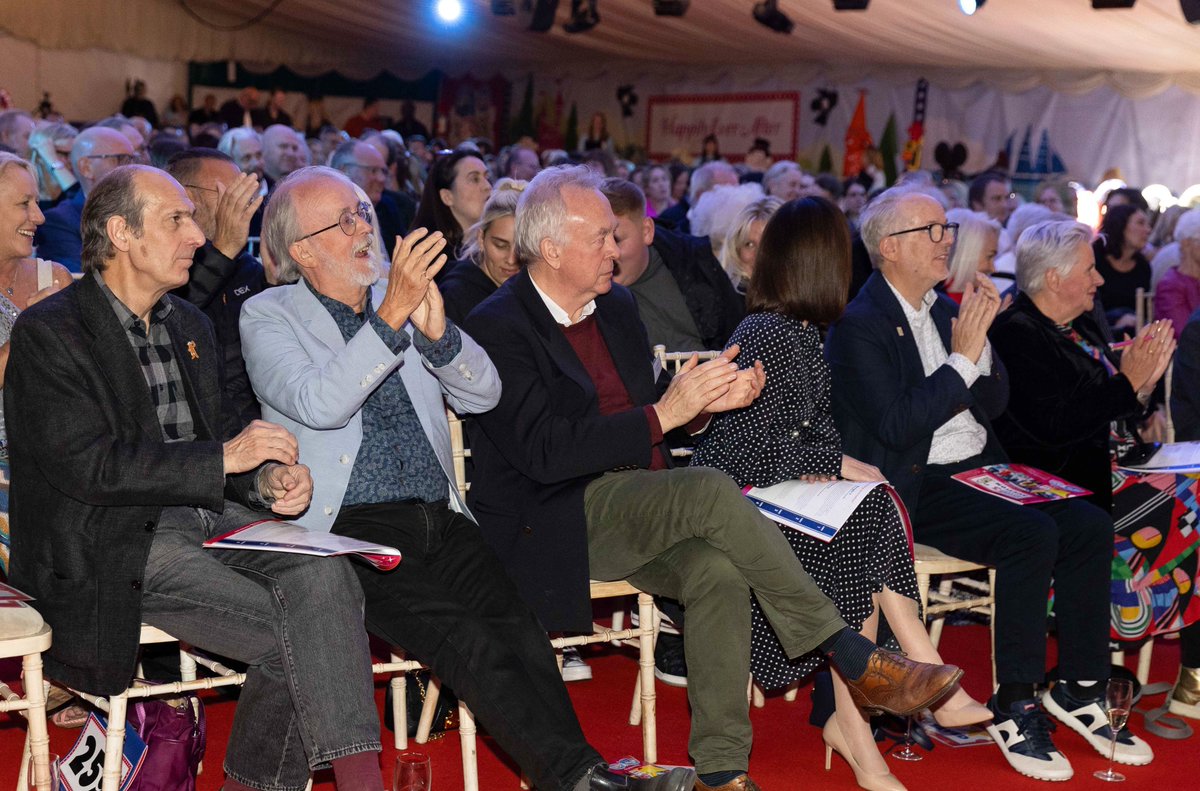 GromitUnleashed's tweet image. Thanks to our amazing bidders, supporters and fans, the Gromit Unleashed 3 Auction has raised an incredible £2,000,000 for sick children and babies at Bristol Children’s Hospital and the Neonatal Intensive Care Unit.

From everyone at Gromit Unleashed, thank you for making this…