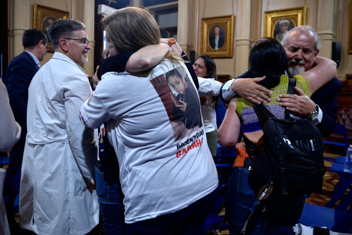 La salud y la educación no son privilegios.
Son derechos y no se negocian. Desde el Senado volvimos a insistir con dos leyes fundamentales, ya aprobadas por este Congreso y vetadas por Milei: Financiamiento Universitario y Emergencia Sanitaria en Salud Pediátrica y en las