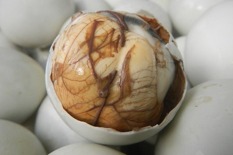 BALUT dari Filipina🥚adalah telur bebek rebus berembrio. Dalam penelitian terdahulu, dipelajari dari sisi nutrisi &amp; persepsi budaya. Jadi contoh unik pangan tradisional dengan kontroversi global.
Ref: Fernandez (2019). J Ethnic Foods. doi:10.1016/j.jef.2019.03.005
#gastroStory