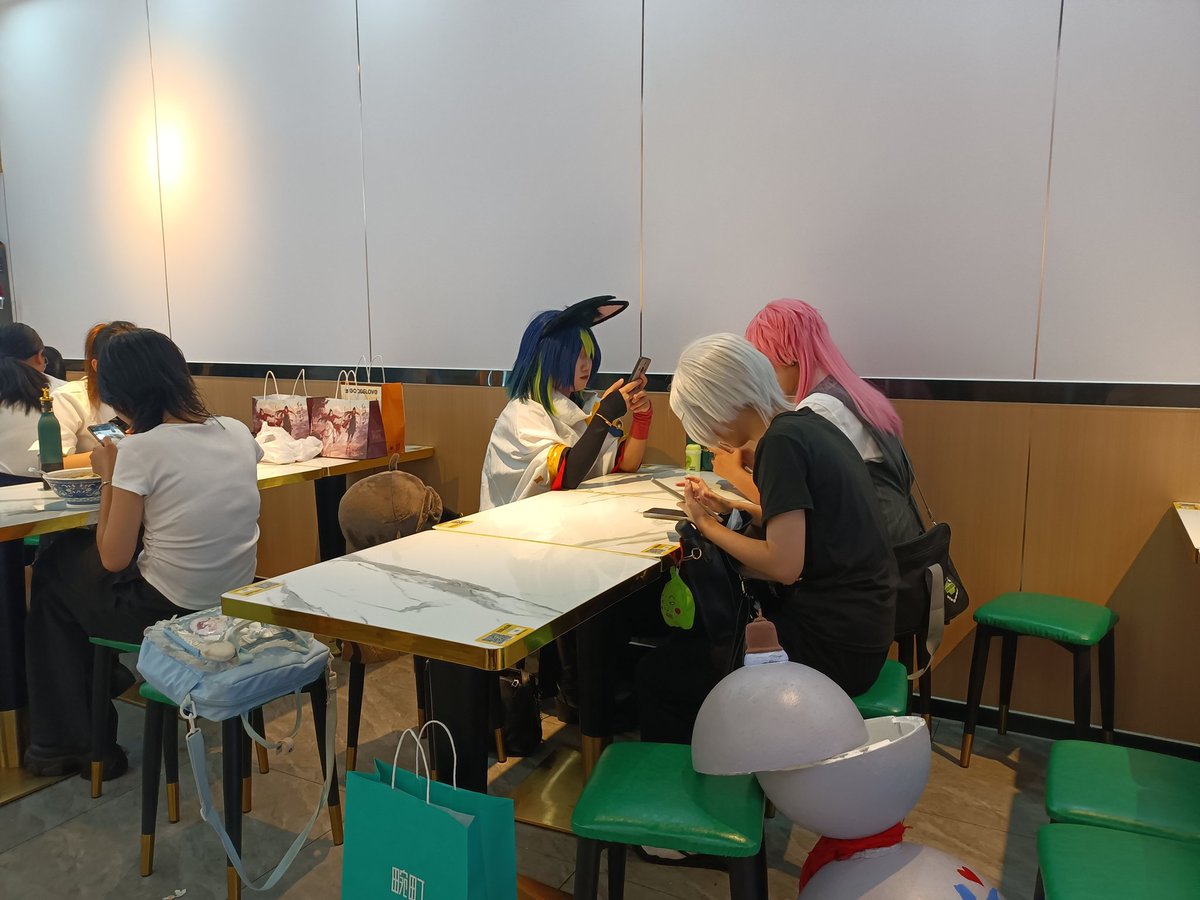 peco23's tweet photo. ここの場所、近くの展示会場でアニメイベントがあったあとは、コスプレした若者で埋め尽くされるので、異世界転生感が味わえます。 https://t.co/jWMpxOfcFD