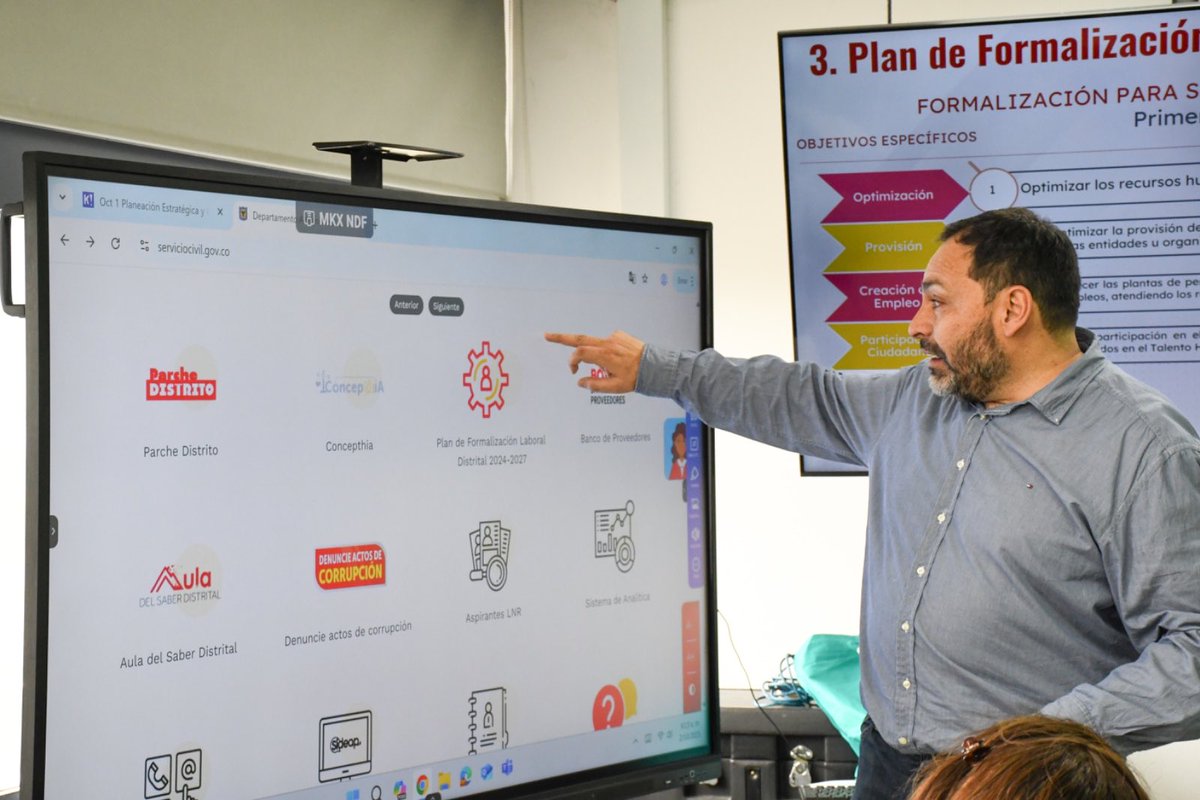 ServicioCivilD's tweet image. 👉 Hoy iniciamos la primera de 7 #MesasSectoriales con los Sectores Mujer, Planeación y Salud. 💡 Hablamos de #MIPG, formalización laboral, planes estratégicos de talento humano, inclusión y más. 
Desde el @ServicioCivilD seguimos acompañando a las entidades de @Bogota 💛❤️.