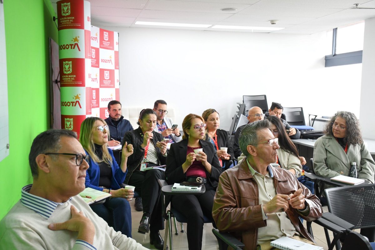 ServicioCivilD's tweet image. 👉 Hoy iniciamos la primera de 7 #MesasSectoriales con los Sectores Mujer, Planeación y Salud. 💡 Hablamos de #MIPG, formalización laboral, planes estratégicos de talento humano, inclusión y más. 
Desde el @ServicioCivilD seguimos acompañando a las entidades de @Bogota 💛❤️.