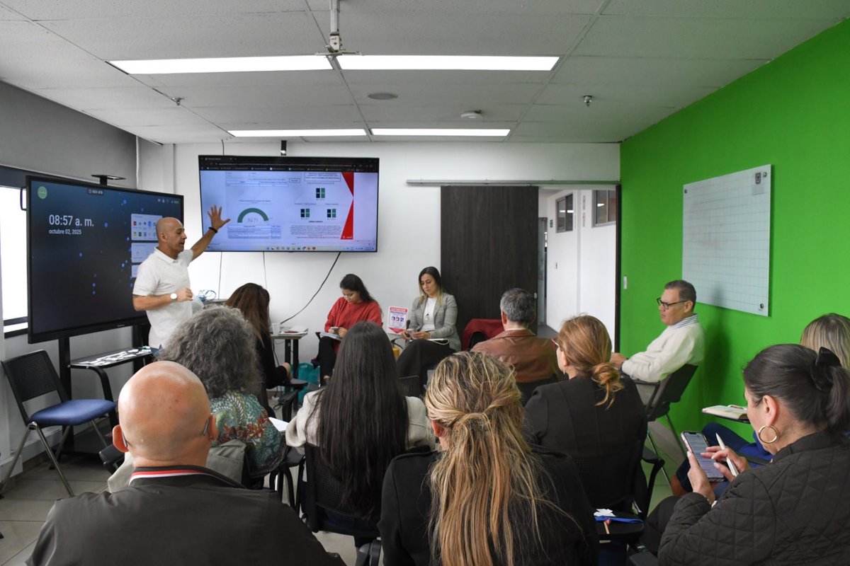 ServicioCivilD's tweet image. 👉 Hoy iniciamos la primera de 7 #MesasSectoriales con los Sectores Mujer, Planeación y Salud. 💡 Hablamos de #MIPG, formalización laboral, planes estratégicos de talento humano, inclusión y más. 
Desde el @ServicioCivilD seguimos acompañando a las entidades de @Bogota 💛❤️.