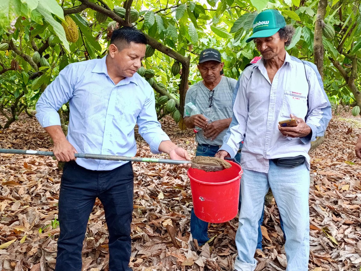 AgriculturaEc's tweet photo. #Guayas| El proyecto #DESATAR del #MAGP desarrolló una capacitación en muestreo de suelos y aguas, fortaleciendo los conocimientos técnicos de productores para impulsar una agricultura más eficiente y sostenible. 🌱👩🏻‍🌾👨🏾‍🌾

 💚 #ElNuevoEcuadorImpulsa el trabajo de productores con herramientas y conocimientos que transforman el campo y fortalecen el futuro del agro ecuatoriano.