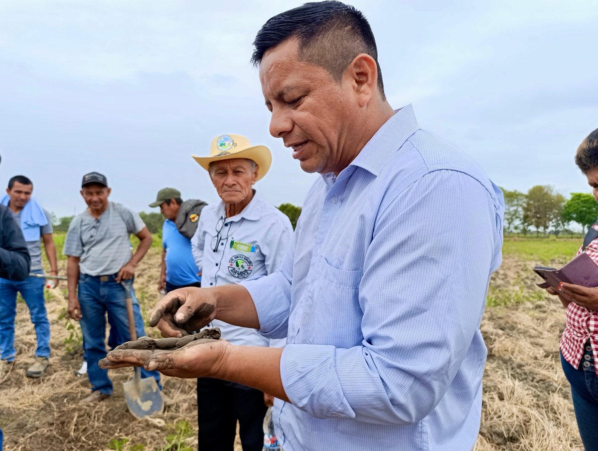 AgriculturaEc's tweet photo. #Guayas| El proyecto #DESATAR del #MAGP desarrolló una capacitación en muestreo de suelos y aguas, fortaleciendo los conocimientos técnicos de productores para impulsar una agricultura más eficiente y sostenible. 🌱👩🏻‍🌾👨🏾‍🌾

 💚 #ElNuevoEcuadorImpulsa el trabajo de productores con herramientas y conocimientos que transforman el campo y fortalecen el futuro del agro ecuatoriano.