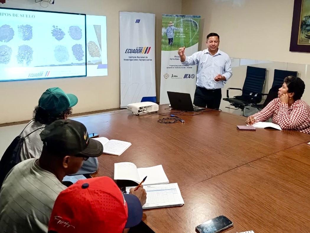 AgriculturaEc's tweet photo. #Guayas| El proyecto #DESATAR del #MAGP desarrolló una capacitación en muestreo de suelos y aguas, fortaleciendo los conocimientos técnicos de productores para impulsar una agricultura más eficiente y sostenible. 🌱👩🏻‍🌾👨🏾‍🌾

 💚 #ElNuevoEcuadorImpulsa el trabajo de productores con herramientas y conocimientos que transforman el campo y fortalecen el futuro del agro ecuatoriano.
