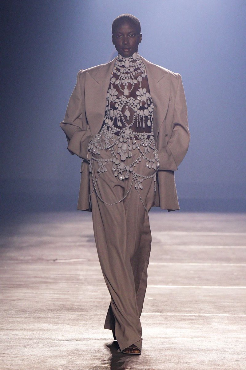 MusebyN's tweet photo. Mugler ss26 printemps/été fait par Miguel Castro Freitas… Que dire ? C’est juste somptueux !
#PFWSS26 #MuglerSS26 https://t.co/gxxiRgmwjd