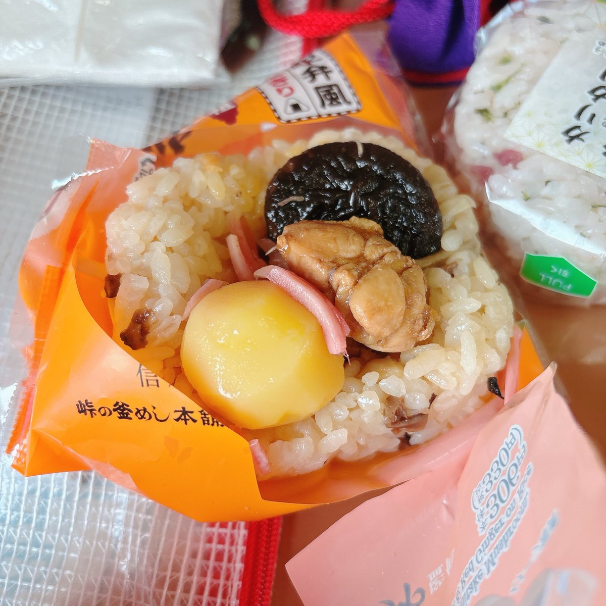 東京駅newdaysで買いました。
おにぎりと言うよりオンザライス！！！
まさかの栗までちゃんと乗ってました。味もそのまんまって感じのミニ釜飯で美味しかった。
旅のお供にピッタリですね〜
ご馳走様でした！