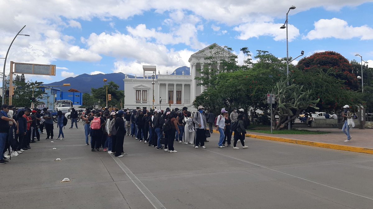 ContraProMx's tweet photo. 😷😷🥷🏽🥷🏽 #Marchan con civilidad  en #Oaxaca estudiantes en el marco del aniversario del movimiento del 68

#Normalistas de la #ENEPO marchan este jueves en el marco del 57 aniversario del movimiento estudiantil de 1968. 

Los jóvenes salieron del crucero del tecnológico hacia el zócalo capitalino donde comienza a llegar el contingente,  que hasta este momento ha desarrollado sus actividades de manera pacífica. 

En tanto otro contingente de jóvenes se prepara para salir de la Fuente de las 8 Regiones con destino al #zócalo donde realizarán un mitin.
