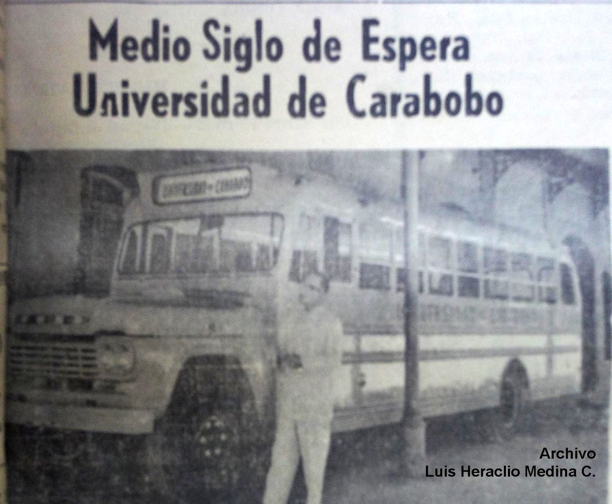 1959: La Universidad de Carabobo recibe su primer autobús, lo que en mis tiempos llamábamos "iguanas" por su color verde. En la foto Blanco Gásperi, director de administración de la UC recibe la flamante unidad.