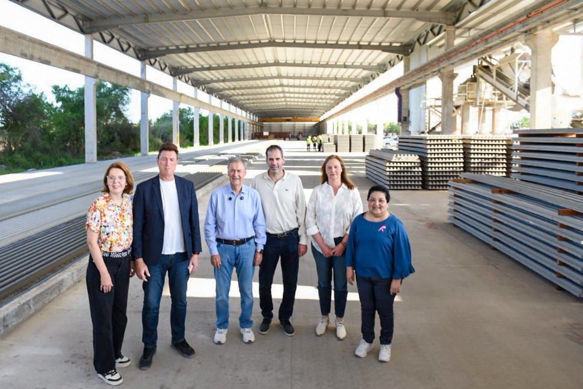 JSchiaretti's tweet photo. Una enorme satisfacción haber visitado RAFUL en Río Primero, junto al Diputado y candidato @IgnacioGAresca, la legisladora @charitoacevedo1 y la intendenta de Río Primero, Mariángeles Arneudo. 

Fuimos recibidos por Javier Raful, CEO de la empresa, que nos contó cómo RAFUL, desde hace más de 25 años, crece combinando innovación, inversión y talento cordobés, generando empleo y proyectándose hacia el futuro.

Felicitaciones a sus directivos y trabajadores, verdaderos protagonistas de este camino. 

Córdoba muestra que tiene todo para desarrollarse, y en el Congreso quiero trabajar para que experiencias como esta se multipliquen en toda la Argentina.