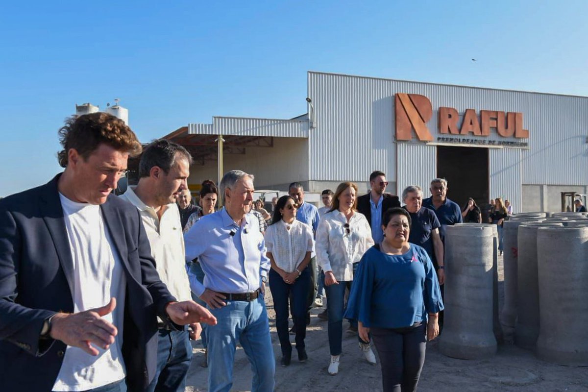 JSchiaretti's tweet photo. Una enorme satisfacción haber visitado RAFUL en Río Primero, junto al Diputado y candidato @IgnacioGAresca, la legisladora @charitoacevedo1 y la intendenta de Río Primero, Mariángeles Arneudo. 

Fuimos recibidos por Javier Raful, CEO de la empresa, que nos contó cómo RAFUL, desde hace más de 25 años, crece combinando innovación, inversión y talento cordobés, generando empleo y proyectándose hacia el futuro.

Felicitaciones a sus directivos y trabajadores, verdaderos protagonistas de este camino. 

Córdoba muestra que tiene todo para desarrollarse, y en el Congreso quiero trabajar para que experiencias como esta se multipliquen en toda la Argentina.